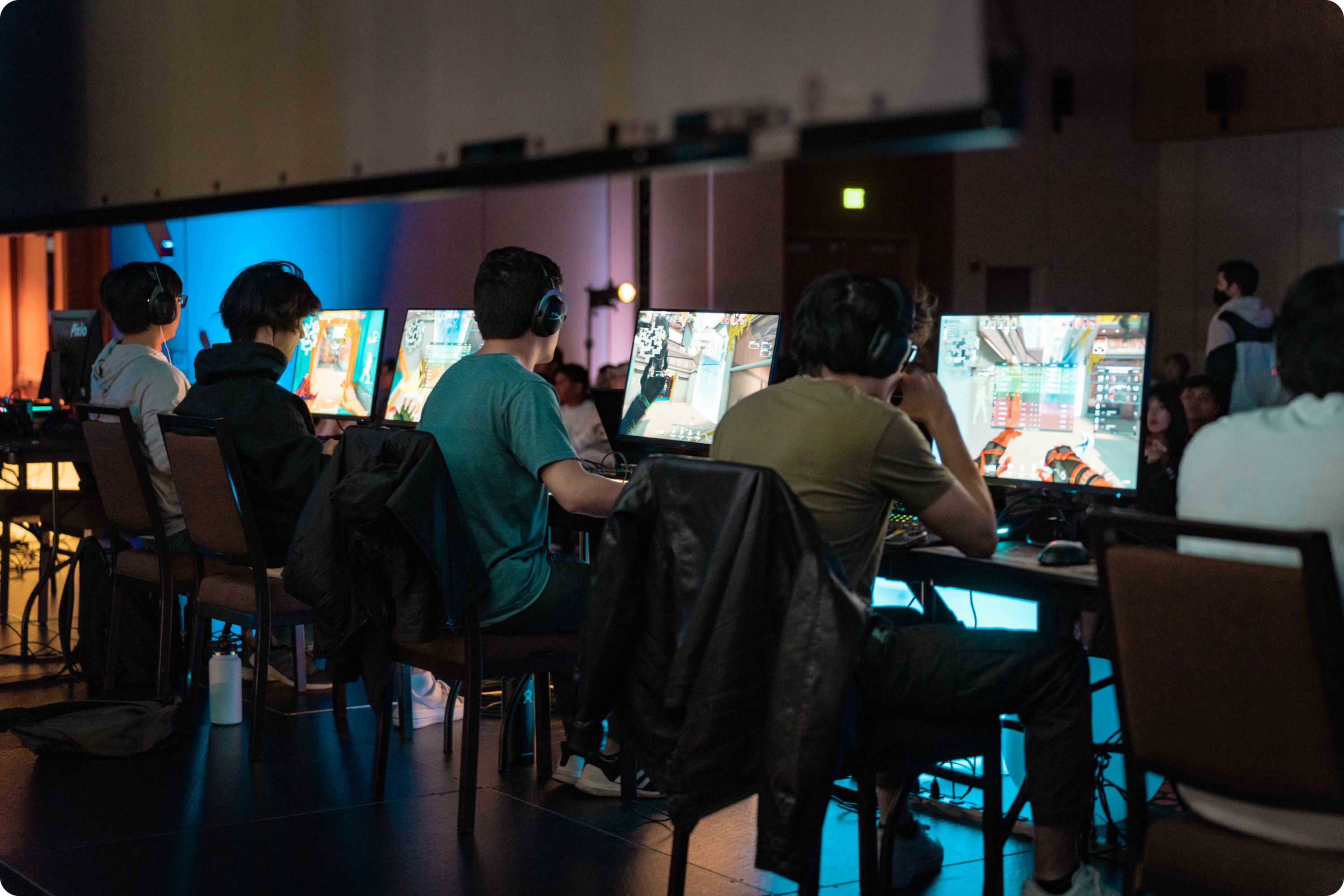 photo shows students gamingon pcs