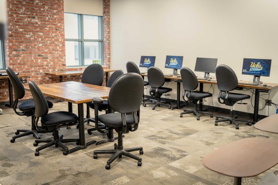 picture shows de neve computer room