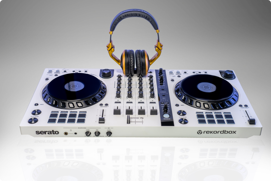 picture displays all in one PIONEER DJ controller with two turntables and headphones at the top of the device